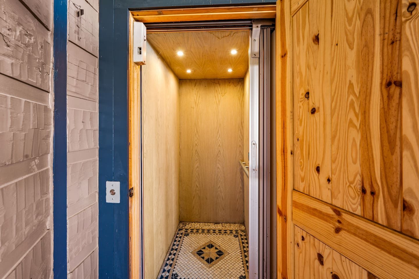 An elevator glides between levels, so everyone, grandparents included, can enjoy every corner of the lodge with ease.